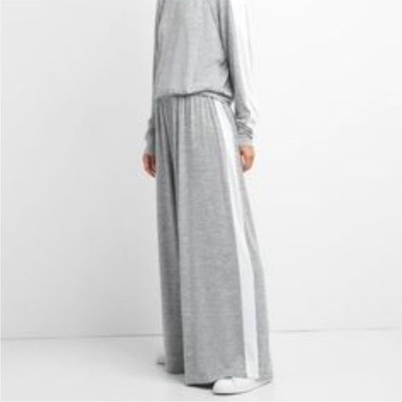 Gap Extra Wide Leg 90s Oversized Softspun Pants with side stripe size small - Picture 1 of 6